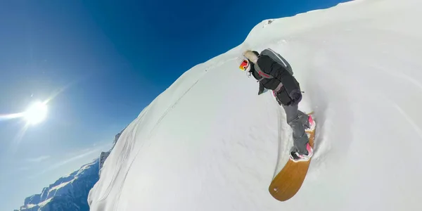 VR360: Freeriderin zerkleinert den frischen Pulver, der den schönen Berg bedeckt — Stockfoto