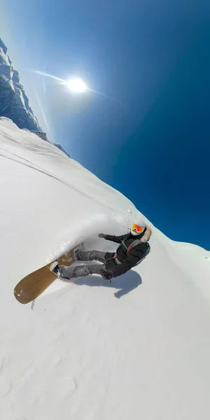 VERTICAL: Mujer en vacaciones de invierno divirtiéndose heliboarding en un día de invierno soleado . —  Fotos de Stock