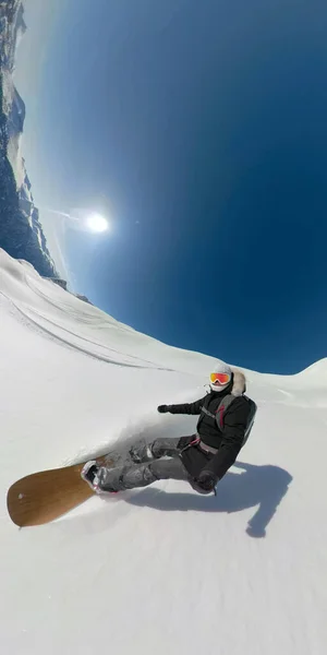 Extrem ung snowboardåkare rider utanför pist i vackra soliga British Columbia. — Stockfoto
