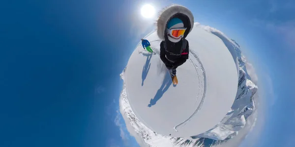 360VR: Twee coole snowboarders versnipperen de ongerepte sneeuw over de berg. — Stockfoto