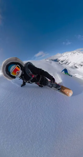 SELFIE : Jeune femme faisant du snowboard avec son petit ami sous le soleil de la Colombie-Britannique. — Photo