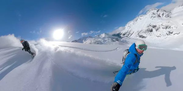 VR 360: Genç erkek ve dişi heliboardcular el değmemiş toz karı parçalıyorlar. — Stok fotoğraf