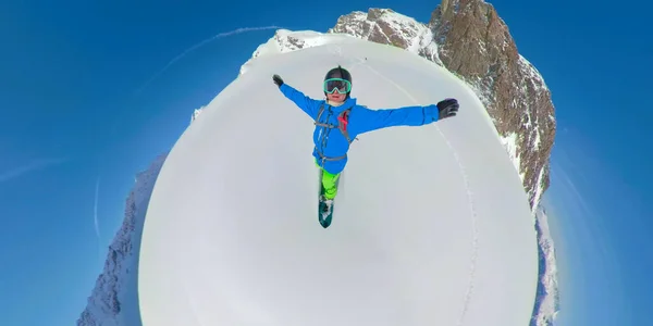 360VR: Stoked snowboarder strekt zijn armen uit tijdens het rijden in de Rockies. — Stockfoto