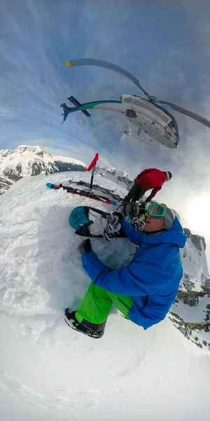 360VR: Grande helicóptero chega para levar os turistas heliskiing nas Rochas . — Fotografia de Stock