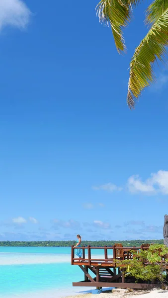 Молодая туристка стоит на террасе и наблюдает бирюзовый океан. — стоковое фото