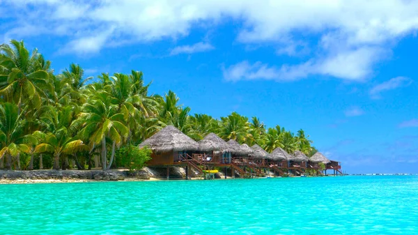 Beautiful luxury overwater villas face the stunning turquoise ocean water. — Stock Photo, Image
