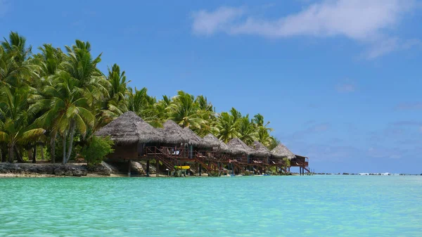 Spektakuläre Luxus-Bungalows auf den Cook-Inseln direkt am ruhigen türkisfarbenen Ozean. — Stockfoto