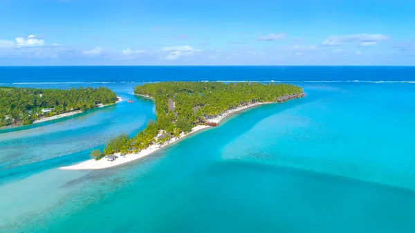 AERIAL Látványos egzotikus sziget csendes-óceáni veszi körül a türkiz óceán — Stock Fotó