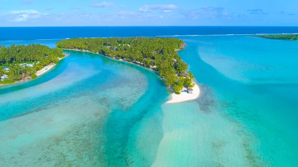 AERIAL: Resort de férias de luxo está escondido sob as palmeiras na ilha remota — Fotografia de Stock
