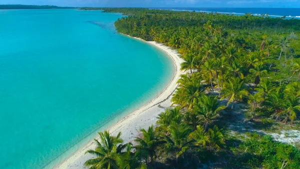 DRONE Calme océan turquoise lavant la côte sablonneuse intacte de l'île tropicale. — Photo