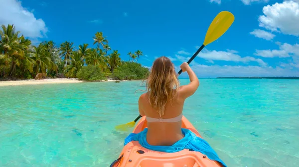 Bezárás: felismerhetetlen turista lány evezés kajak közel trópusi sziget — Stock Fotó