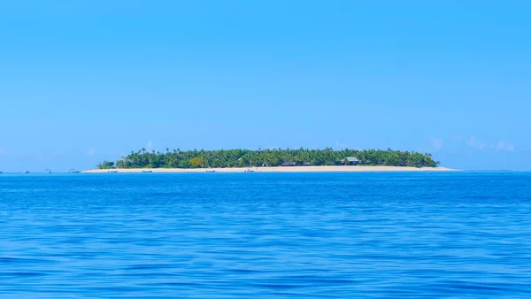 ドローン:手つかずの緑豊かな熱帯の島はターコイズブルーの海に囲まれています. — ストック写真