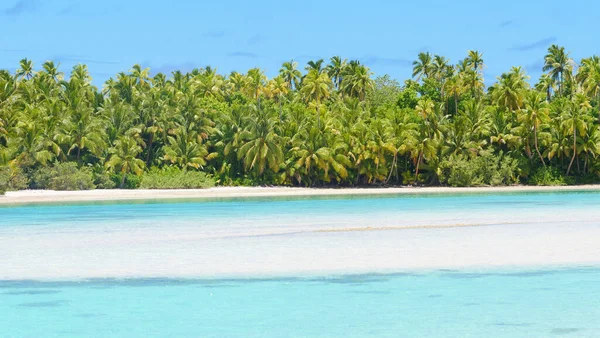 ESPACE DE COPIE : Des vagues douces roulent vers la magnifique plage de sable blanc intacte. — Photo