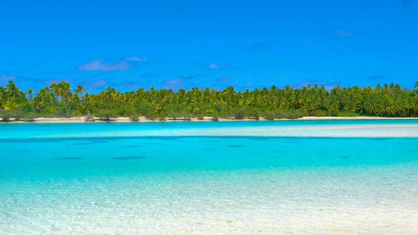 AEREO: Volando sul mare esotico color turchese e verso l'isola remota. — Foto Stock