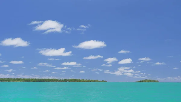 COPY SPACE: Vista pitoresca de duas ilhas tropicais remotas à distância . — Fotografia de Stock