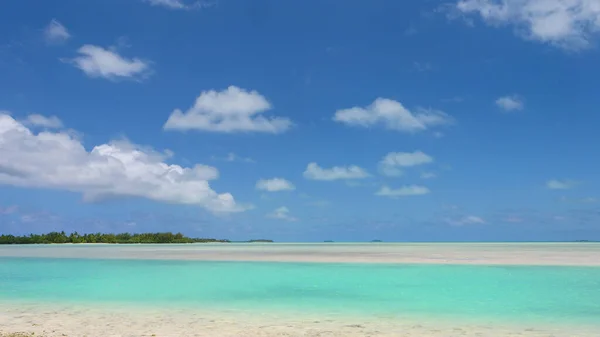 ESPACE DE COPIE : Des traînées de sable blanc traversent les eaux peu profondes de l'océan turquoise. — Photo