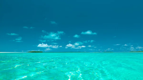 ESPACE COPY : Vue idyllique sur l'océan turquoise et le littoral lointain de l'île. — Photo