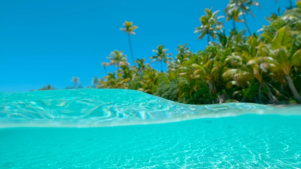HALF UNDERWATER Espectacular joya de agua y playa tropical bajo el cielo soleado. — Foto de Stock