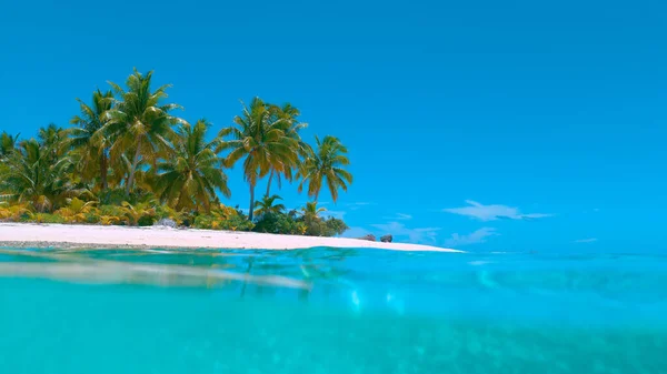 HALF COMDERWATER: Vista espetacular da praia exótica intocada em turquesa Pacífico. — Fotografia de Stock