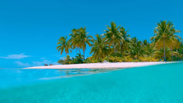 HALBUNDERWATER: Spektakuläres türkisfarbenes Wasser umgibt den exotischen Sandstrand. — Stockfoto