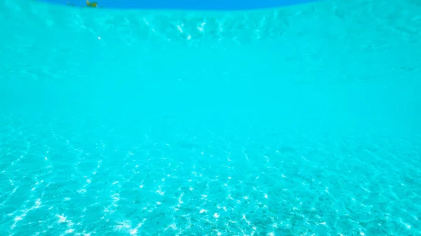 COMPROMISSO: Superfície vítrea dos brilhos exóticos do mar sob a luz solar de verão . — Fotografia de Stock