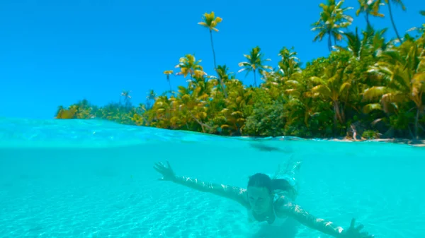 SOTTOACQUA ALF: Felice turista tuffo femminile intorno alla spiaggia paradisiaca dell'isola. — Foto Stock