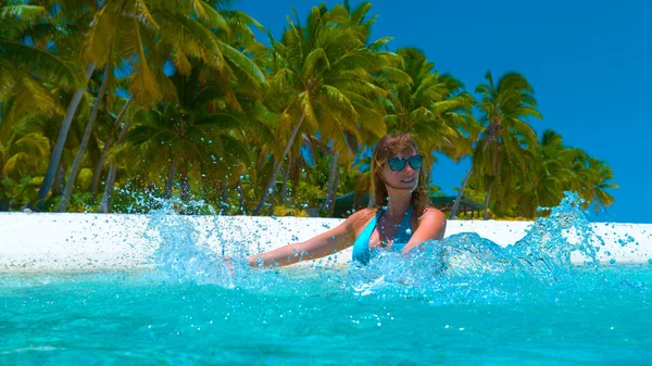 ZÁRVA: játékos nő nyaralás fröccsenő az üveges víz a kezét. — Stock Fotó