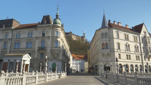 Мало хто з мешканців все ще ходить по центру Любляни під час коронавірусного карантину.. — стокове відео