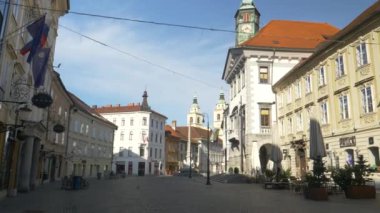 Eski Ljubljana kasabasında karantina sırasında boş bir caddenin POV sineması