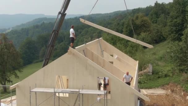 DRONE: Pleteme, abychom zachytili dřevěný trám na střeše nedokončeného domu — Stock video