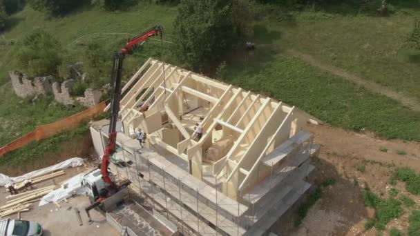 AERIAL: Voando em torno de uma moderna casa pré-fabricada sendo construída no campo — Vídeo de Stock