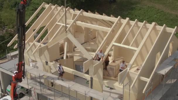 Vuelo cerca de una casa prefabricada moderna que se está construyendo en el campo — Vídeos de Stock