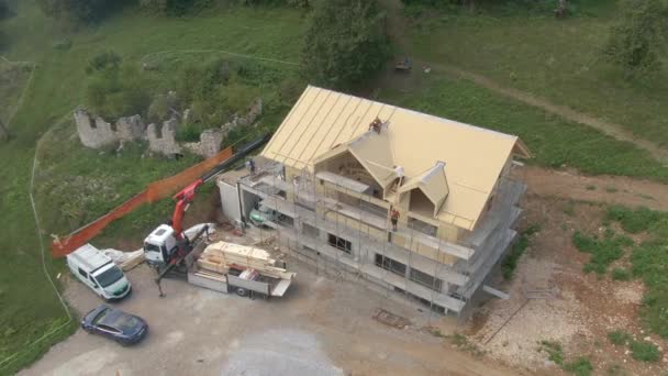 Marangozlar bir CLT evinin çatısındaki ahşap çarşafları bitirdiler. — Stok video