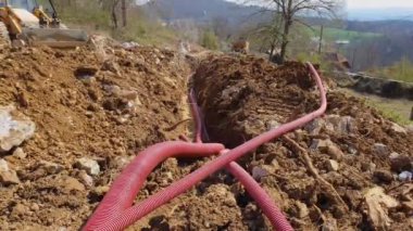 Oluşturulmuş telekomünikasyon boruları yeşil vadiye iniyor..