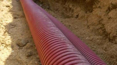Çukurdaki plastik telekomünikasyon borusunun ayrıntılı görüntüsü.