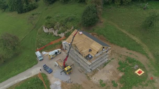 AERIAL: Drone view van bouwers die bitumen platen isolatie op het dak leggen. — Stockvideo