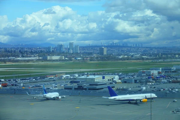 Aerial 2架大型客机出租车靠近机场停车场 — 图库照片