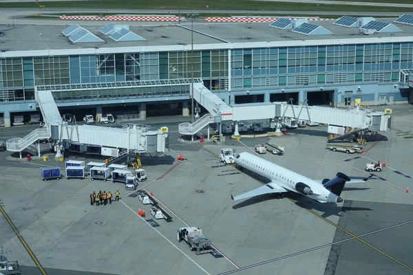 Aereo Gruppo Personale Manutenzione Aeroportuale Piedi Accanto All Aereo Passeggeri — Foto Stock