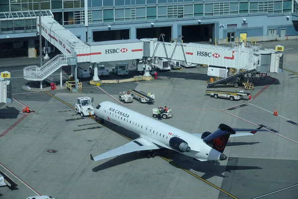 Aereo Gli Aerei Air Canada Vengono Serviti Prima Decollare Vancouver — Foto Stock