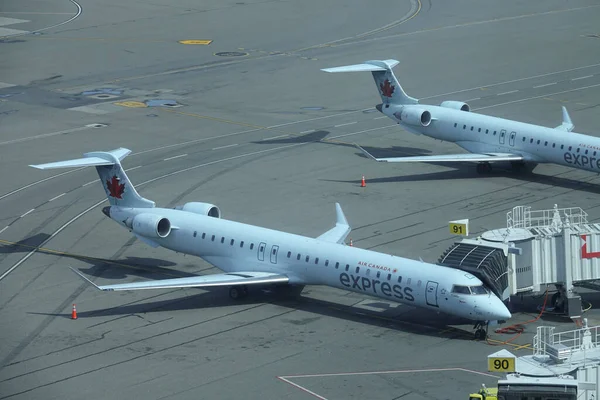 加拿大航空公司的飞机与从机场起飞的人行道相连 — 图库照片
