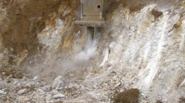 Büyük şalter, kırsal bölgelerdeki yol çalışmaları sırasında kayaları tahrip ediyor..