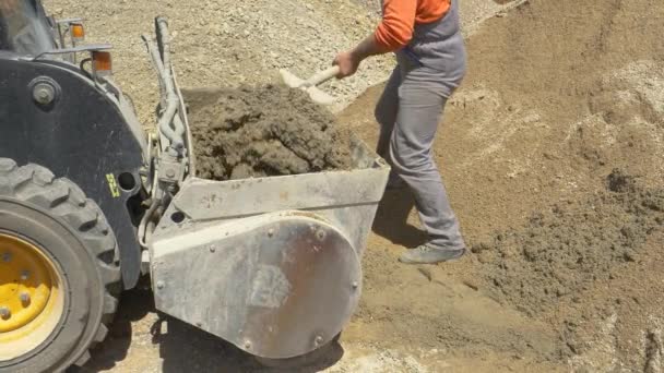 关门：工人们用铲子搅拌搅拌机后面的混凝土 — 图库视频影像
