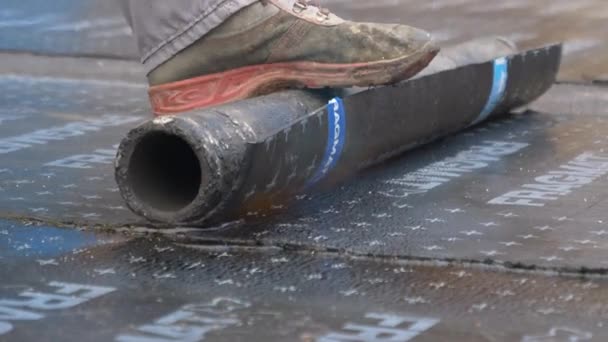 CHIUSURA: Il lavoratore posa uno strato di bitume idroisolante in un cantiere. — Video Stock