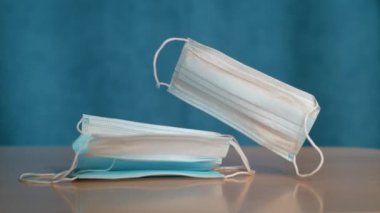 Yeni koronavirüs yüz maskelerinin detaylı görüntüsü mutfak masasına düşer..