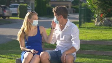 Erkek ve kadın güneşli parkta Coronavirus karantinasının tadını çıkarıyorlar.
