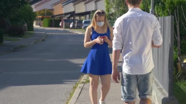 CLOSE UP: Kvinna börjar frenetiskt sprutning desinfektionsmedel efter att stöta på mannen — Stockvideo