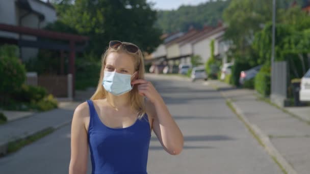 Ritratto: Donna allegra toglie la maschera facciale alla fine della pandemia coronavirus — Video Stock