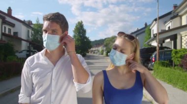 Gülümseyen adam ve kadın maskelerini çıkarıp kameraya doğru çevirin..