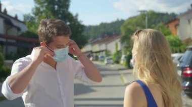 Milenyumlar maske takarken birbirlerini anlamakta zorlanır..