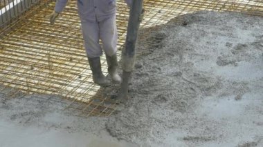 Tanınmayan işçiler metal kabloların üzerine taze havan topu döker..